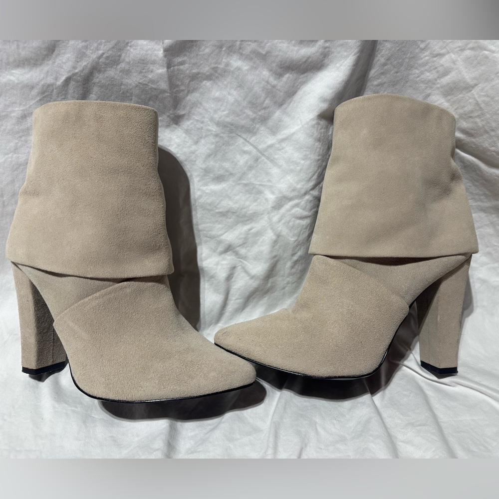 Vince Camuto Suede boots size 10. Worn once. Taupe